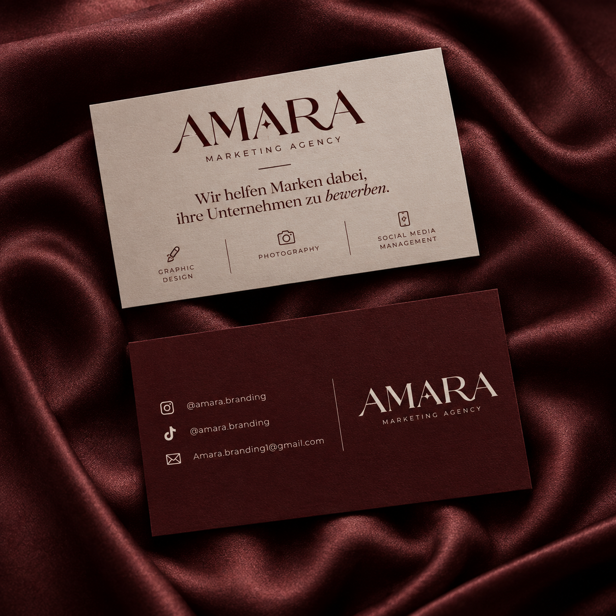 AMARA Visitenkarten auf bordeauxrotem Seidenstoff
